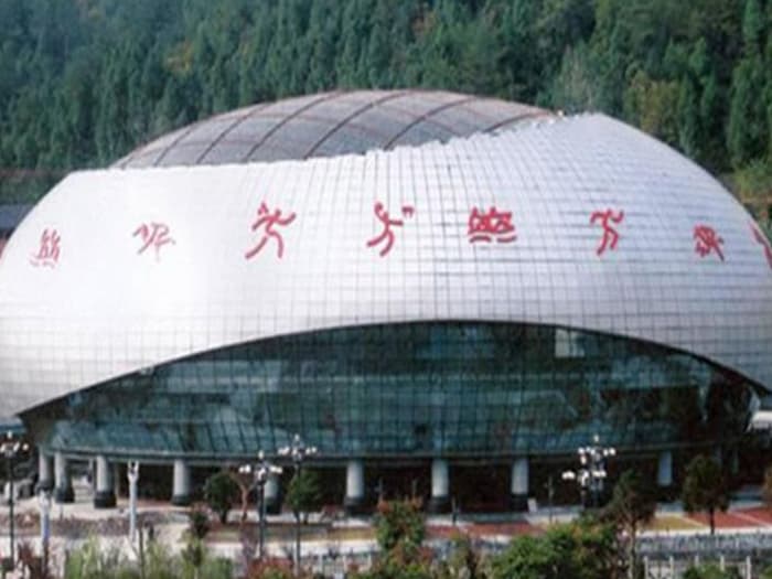 玉树体育中心球形网架加工安装